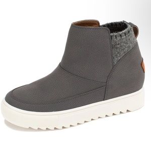 NIB Mayben Yellow Box gray wedge sneaker